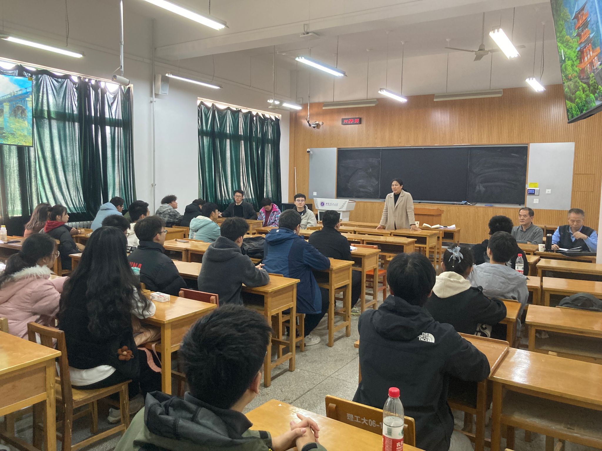 以诚为本赢在信誉9001cc召开大一、大二学生座谈会